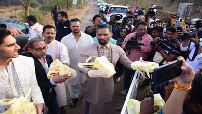 அதியா ஷெட்டி திருமணத்திற்கு வந்த மீடியா நண்பர்களுக்கு இனிப்பு வழங்கிய சுனில் ஷெட்டி மற்றும் ஆஹான் ஷெட்டி!