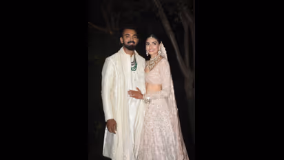 எப்படி நேசிக்க வேண்டும் என்று கற்றுக் கொள்கிறேன்: திருமணத்திற்கு பிறகு கேஎல் ராகுல் முதல் டுவீட்!