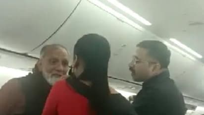 വിമാനത്തിനകത്ത് ജീവനക്കാരിയോട് മോശമായി പെരുമാറിയ യാത്രക്കാരനെതിരെ നടപടി; വീഡിയോ