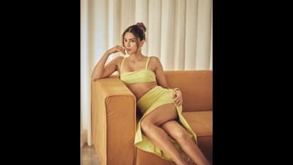 అందాలన్నీ సోఫాలో పరిచి ప్రభాస్‌ హీరోయిన్‌ బ్లాస్టింగ్‌ పోజులు.. ఇంతగా కవ్విస్తే కుర్రాళ్లు ఏమైపోతారో!