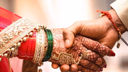 വിധവയായ അമ്മയെ വീണ്ടും വിവാഹം കഴിപ്പിച്ച് മകൻ; കാരണമുണ്ടെന്ന് ഈ യുവാവ്...