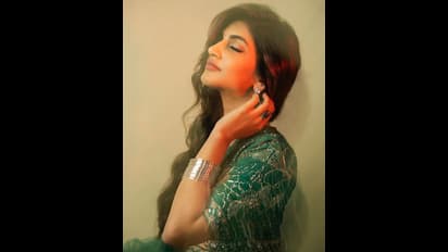 మత్తు చూపులు.. మత్తెక్కించే పోజులు.. కుర్ర గుండెల్ని దోచుకుంటున్న ‘ధమాకా’ బ్యూటీ!