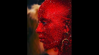 ಮೈ ತುಂಬಾ 30 ಸಾವಿರ ಹರಳನ್ನು ಅಂಟಿಸಿಕೊಂಡು ಬಂದ ಖ್ಯಾತ ಗಾಯಕಿ; ರೆಡಿಯಾಗಲು ತೆಗೆದುಕೊಂಡ ಸಮಯವೆಷ್ಟು? 