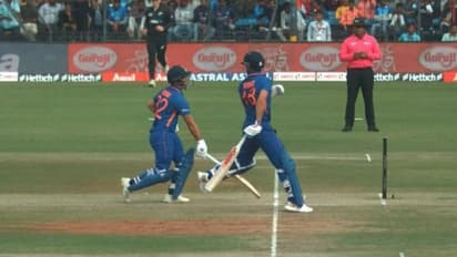 കോലിക്കൊപ്പം ഒരേ എന്ഡിലേക്ക് ഓടി, ഇഷാന് കിഷന് റണ്ണൗട്ടായി; നാണക്കേടായി വിചിത്ര പുറത്താകല്- വീഡിയോ