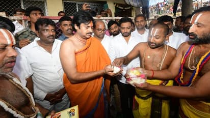  కాషాయ దుస్తుల్లో వారాహి వాహనమెక్కిన పవన్... కొండగట్టులో అంజనీసుతుడి అదిరేటి లుక్..(Photos) 