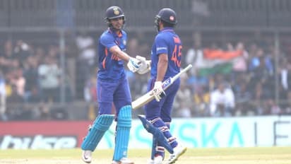 ఆరంభం అదుర్స్.. మిడిలార్డర్ తుస్.. ఇండోర్లో కివీస్ ముందు భారీ స్కోరు