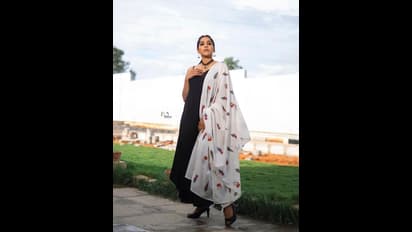 మెరిసిపోయే అందంతో కట్టిపడేస్తున్న రష్మీ గౌతమ్.. ఫ్రంటూ బ్యాక్ చూపిస్తూ స్టార్ యాంకర్ పోజులు!