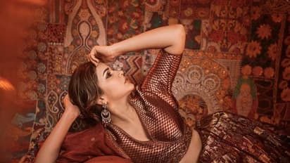 அழகில் தூள் கிளப்பும் நடிகை லாவண்யா திரிபாதி!