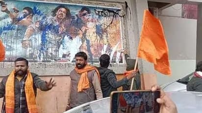  റിലീസ് ദിനത്തില്‍ പഠാനെതിരെ ഒറ്റപ്പെട്ട പ്രതിഷേധങ്ങള്‍; പോസ്റ്റര്‍ കീറി, കരി ഓയില്‍ ഒഴിച്ചു - വീഡിയോ