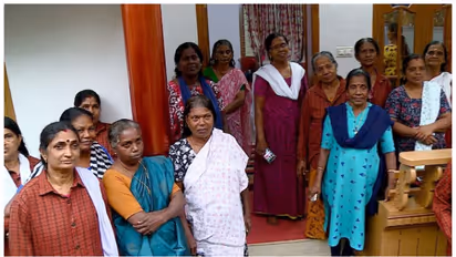 തൊഴിലുറപ്പ് സമ്പാദ്യവുമായി വിമാനയാത്ര; പറക്കാനൊരുങ്ങുന്നതിന്റെ ത്രില്ലിലാണ് ഈ അമ്മമാര്‍!