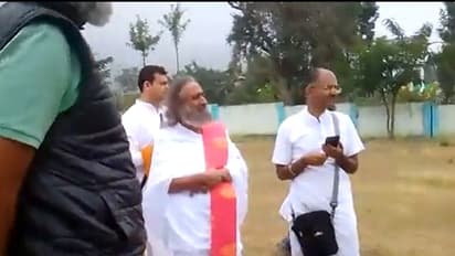 ರವಿ ಶಂಕರ್ ಗುರೂಜಿ ಹೆಲಿಕಾಪ್ಟರ್ ತುರ್ತು ಭೂಸ್ವರ್ಶ, ಅಪಾಯದಿಂದ ಪಾರು!