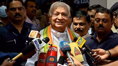 പ്രധാനമന്ത്രിയെ സ്വീകരിക്കുന്നവരുടെ ലിസ്റ്റില്‍ പേരില്ല; ഗവര്‍ണര്‍ കൊച്ചിയില്‍ നിന്ന് മടങ്ങി