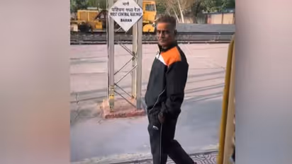 മകനെ ട്രെയിന് കയറ്റി വിടുന്ന ഒരച്ഛന്; വൈറലായി വീഡിയോ