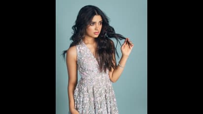 కొంటె వేషాలతో కవ్విస్తున్న కృతి శెట్టి.. కురులతో మురిపిస్తూ పెదవులతో ఊరిస్తున్న ఉప్పెన పిల్ల 