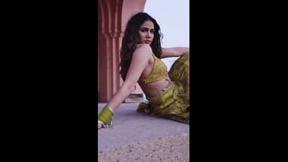 సూర్య కిరణాలు నడుముని ముద్దాడుతుంటే పరవశించిపోతున్న లావణ్య.. పొద్దు తిరుగుడు పువ్వు లాంటి అందం కెవ్వు కేక 