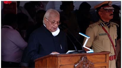 പിണറായി സ‍ർക്കാരിന് അഭിനന്ദനം, നവകേരളം, ലൈഫ് പദ്ധതികളെ പുകഴ്ത്തി ​ഗവർണർ; ആശംസ മലയാളത്തിൽ