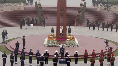 రిపబ్లిక్ డే వేడుకలు.. జాతీయ యుద్ధ స్మారకం వద్ద ప్రధాని మోదీ నివాళులు.. 