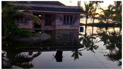 രാത്രികാല വേലിയേറ്റത്തിൽ ദുരിതത്തിലായി തീരദേശവാസികൾ; ജനപ്രതിനിധികൾ ഇടപെടുന്നില്ലെന്ന് പരാതി