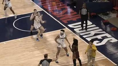 ഓര്ഡര് ചെയ്ത ഭക്ഷണവുമായി ഡെലിവെറി ഏജന്റ് വന്നിരിക്കുന്നത് എവിടെയാണെന്ന് നോക്കിക്കേ...