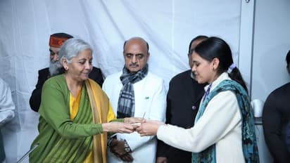 ஆண்டின் முழு பட்ஜெட் ரெடி; நிதித்துறை ஊழியர்களுக்கு அல்வா கொடுத்த நிர்மலா சீதாராமன்