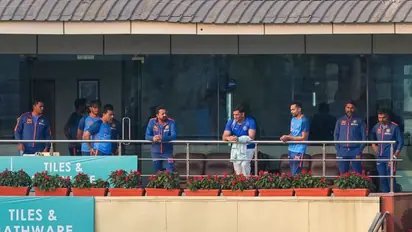 MS Dhoni pays surprise visit to Team India training in Ranchi (WATCH)