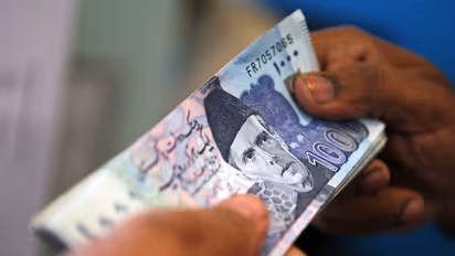 ಪಾಕ್ ರುಪಾಯಿ ಮೌಲ್ಯ ದಾಖಲೆ 287ಕ್ಕೆ ಕುಸಿತ: ಬಡ್ಡಿ ದರ ಶೇ.21ಕ್ಕೇರಿಕೆ