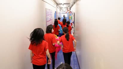 ക്ലാസ് കട്ട് ചെയ്ത് ഔട്ടിംഗിന് പോയാലോയെന്ന് സ്കൂളിലെ 'പുതിയ വിദ്യാര്‍ത്ഥി'; 29കാരി കുടുങ്ങി