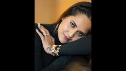 Anasuya: అనసూయకు అలాంటి ఆలోచనలు వస్తున్నాయట... రెడ్ ఫ్రాక్ లో సోఫా లో పడుకుని క్రేజీ కామెంట్స్ 