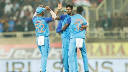 ഇരട്ടപ്രഹരവുമായി വാഷിംഗ്ടണ് സുന്ദര്! ഇന്ത്യക്കെതിരെ ആദ്യ ടി20യില് കിവിസീന് മോശം തുടക്കം