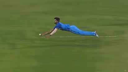 సుందర్ సూపర్ క్యాచ్.. కివీస్ను కట్టడి చేసిన చెన్నై చిన్నోడు..