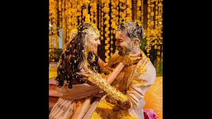 மஞ்சள் பூசி விளையாடும் கேஎல் ராகுல் - அதியா ஷெட்டி: கோலாகலமாக நடந்த உறவினர்கள், நண்பர்களின் நலங்கு வைபவம்!