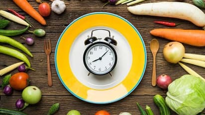 எந்த உணவை எப்போது சாப்பிட வேண்டும் தெரியுமா.? மருத்துவர்கள் சொல்லும் உணவு வகைகள் இதுதான்!!