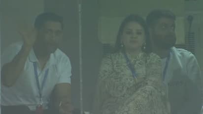 'തല'യില്ലാതെ എന്ത് ആഘോഷം! റാഞ്ചിയില് ധോണി ദര്ശനം; ആര്പ്പുവിളിച്ച് ആരാധകര്- വീഡിയോ