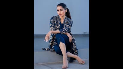 చిట్టి నడుముతో మెస్మరైజ్ చేస్తున్న రష్మీ గౌతమ్.. కిల్లింగ్ పోజులతో హార్ట్ బీట్ పెంచేసిన స్టార్ యాంకర్!