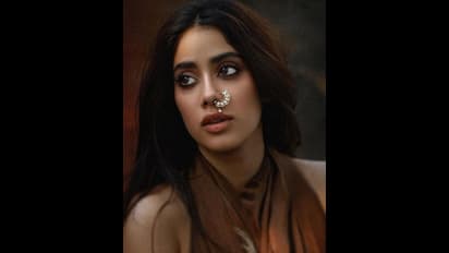 ముక్కుపుడక ధరించి.. చీరకట్టులో జాన్వీకపూర్ అందాల విందు.. నెవర్ బిఫోర్ లుక్ లో స్టన్నింగ్ పోజులు!