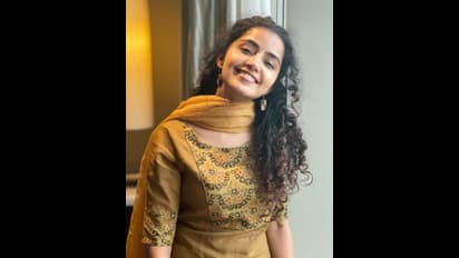 ஏய் சுழலி.. அழகி.! கருப்பு  சேலையில் சும்மா நச்சுனு போஸ் கொடுத்த ப்ரேமம் பட நாயகி அனுபமா பரமேஸ்வரன்!!