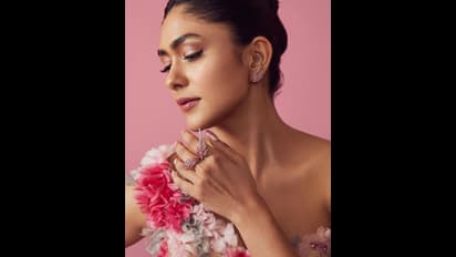 టాప్‌ యాంగిల్‌లో క్లీవేజ్‌ అందాలను చూపిస్తూ మృణాల్‌ ఠాకూర్‌ హాట్‌ ట్రీట్.. పూలపూల గౌనులో బ్లాస్టింగ్‌ పోజులు..