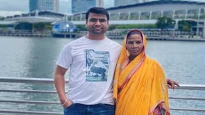 അമ്മ ആദ്യമായി വിമാനത്തിൽ കയറി, ഒരു വിദേശരാജ്യം കണ്ടു; സോഷ്യൽ മീഡിയയെ സ്പർശിച്ച് മകന്റെ കുറിപ്പ്