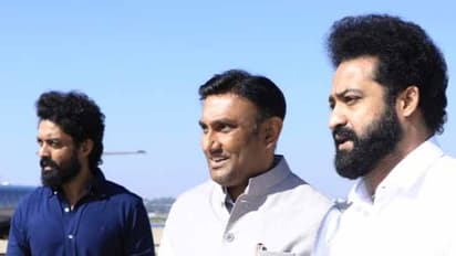 తారకరత్నను పరామర్శించిన జూ.ఎన్టీఆర్, కళ్యాణ్ రామ్: ఆరోగ్య పరిస్థితిపై ఆరా