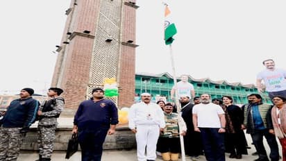 జాతీయ జెండా కంటే ఎత్తులో కటౌట్: రాహుల్ పై నెటిజన్ల మండిపాటు