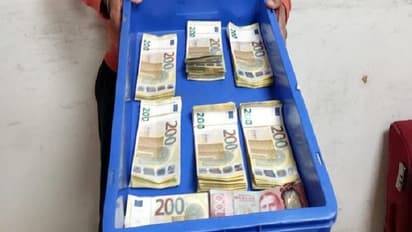  ಬ್ಯಾಗ್ ಹ್ಯಾಂಡಲ್‌ನಲ್ಲಿ ಪತ್ತೆಯಾಯ್ತು 64 ಲಕ್ಷ ರೂಪಾಯಿ ಮೌಲ್ಯದ ವಿದೇಶಿ ಕರೆನ್ಸಿ ನೋಟು..! ಸಿಕ್ಕಿದ್ದು ಹೇಗೆ ನೋಡಿ..