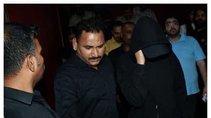 Pathaan: ಮುಖ ಮುಚ್ಕೊಂಡು ಹೋಗಿ ಸಿನಿಮಾ ವೀಕ್ಷಿಸಿದ ನಟಿ ದೀಪಿಕಾ ಪಡುಕೋಣೆ