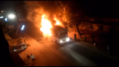 கோவையில் தீ பிடித்து எரிந்த பேருந்து: கீழே குதித்து உயிர் தப்பிய பயணிகள்