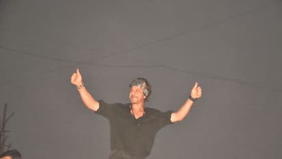 'ಪಠಾಣ್' ಸಕ್ಸಸ್ ಬಳಿಕ ಮೊದಲ ಬಾರಿಗೆ ಶಾರುಖ್ ದರ್ಶನ;  ಕಿಂಗ್ ಖಾನ್ ನೋಡಲು ಮುಗಿಬಿದ್ದ ಫ್ಯಾನ್ಸ್ 