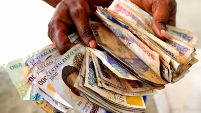 Nigeria Demonetisation: நைஜீரியாவிலும் பணமதிப்பு நீக்கம்! ஏடிஎம், வங்கிகளை சூறையாடி மக்கள் போராட்டம்!