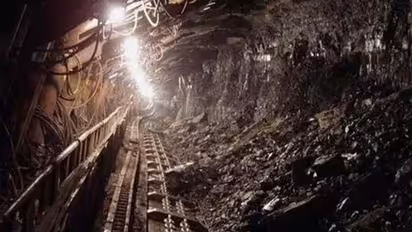 విషాదం.. బొగ్గు గని కూలి 12 మంది బాలురు మృతి..