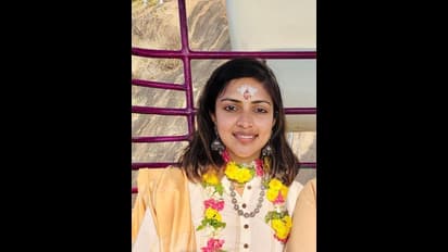 கேரள கோவிலில் அனுமதி மறுக்கப்பட்ட பின்... பழனிக்கு திடீர் விசிட் அடித்து சாமி தரிசனம் செய்த அமலா பால்