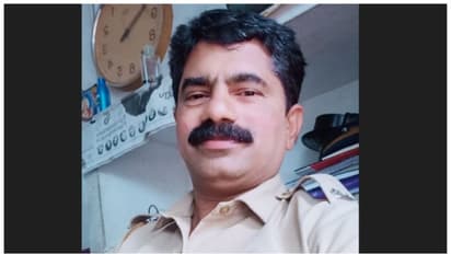 ബൈക്ക് അപകടത്തിൽ പരിക്കേറ്റ് റോഡിൽ കിടന്ന വയോധികന് തുണയായി പൊലീസ് ഉദ്യോ​ഗസ്ഥൻ