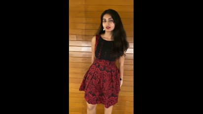 పెద్ద కళ్ళతో కుర్రాళ్లని నమిలేసే చూపులు చూస్తున్న అనన్య.. దగ్గరకొచ్చి పెదవుల అందంతో ఊరిస్తూ ఫోజులు