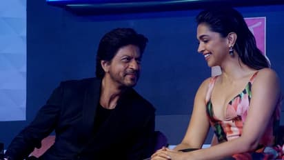 'పఠాన్' ప్రెస్ మీట్ లో షారుఖ్ కి దీపికా ఘాటైన ముద్దు.. ఆఫ్ స్క్రీన్ లో అదిరిపోయే కెమిస్ట్రీ, వైరల్ ఫొటోస్ 